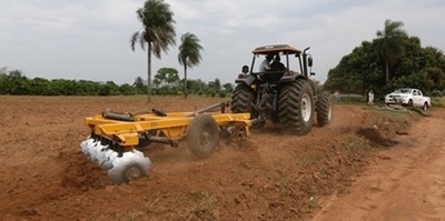 Pequeños productores preparan 5.000 hectáreas para cultivo con maquinarias donadas por ITAIPU