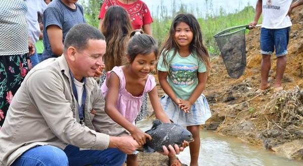 Comunidad indígena de Alto Paraná recibe de ITAIPU peces para consumo