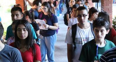 Masiva concurrencia de postulantes a las Becas ITAIPU en el primer día de entrega de documentos
