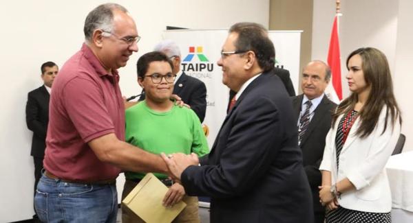 ITAIPU entregó aporte solidario a personas de escasos recursos, principalmente para gastos médicos