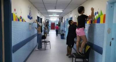 Jóvenes voluntarios pintan el nuevo pabellón de oncohematología pediátrica