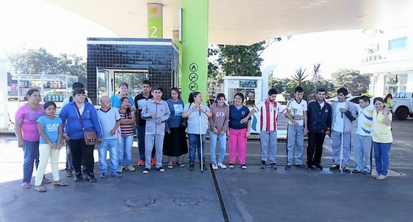 Personas con discapacidad realizan prácticas laborales en el área de Atención al Cliente mediante capacitación