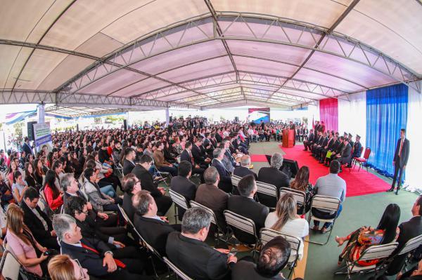 Mandatario entrega cerca de 1.000 becas de estudio, en Palacio de López
