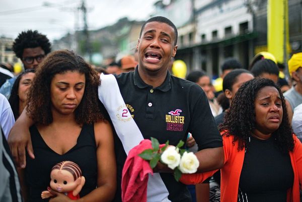 Dolor y rabia por muerte de niña durante acción policial en Rio