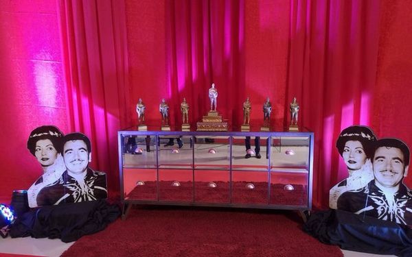 Noticiero de Unicanal ganó el Paraná de Oro - Cine y TV - ABC Color