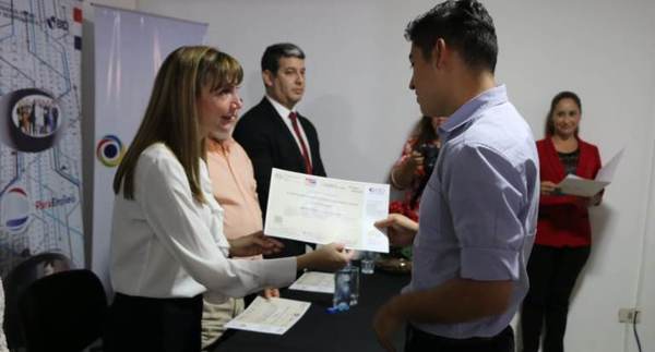 Más de 500 jóvenes egresan de los cursos de contact center