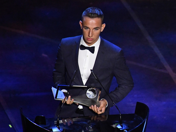 Daniel Zsori gana el premio Puskás 2019