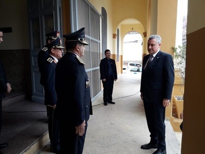 Suboficiales de colegio o academia, de un año a esta parte, a todos se les proveyó el arma, aseguró ministro