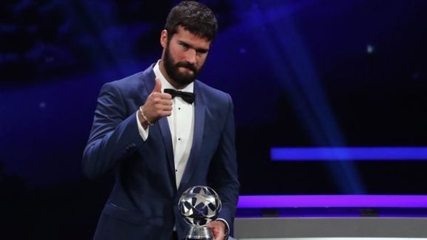 Alisson Bekcer se queda con el premio al mejor arquero 2019