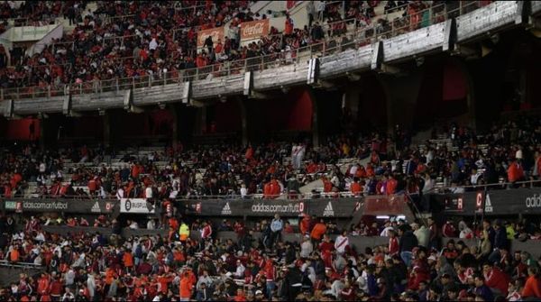 Detienen a barras de River con armas de guerra - Fútbol - ABC Color