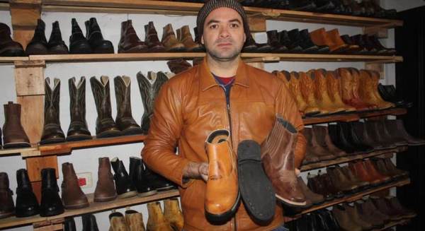 Emprendedor confecciona plantillas con cubiertas recicladas