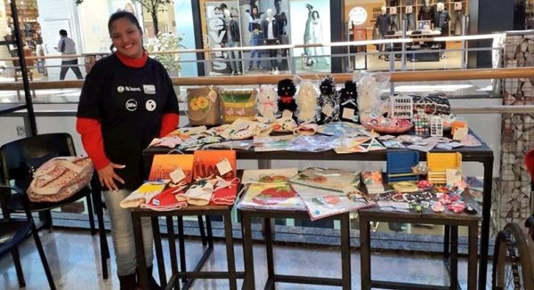 Personas con discapacidad elaboran productos y organizan feria