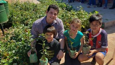 Jóvenes becarios reciben plantines de la EBY para arborización