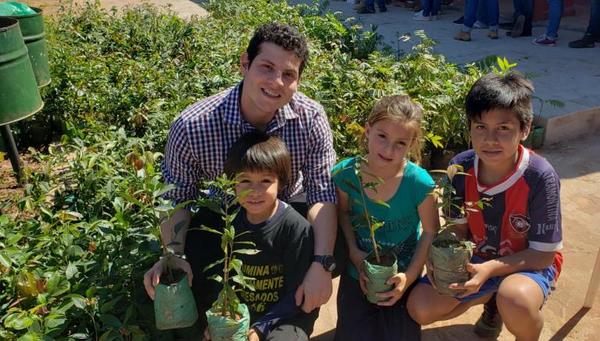 Jóvenes becarios reciben plantines de la EBY para arborización