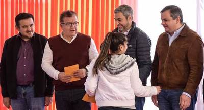 Entregaron becas y mobiliarios en Misiones a través de Yacyretá