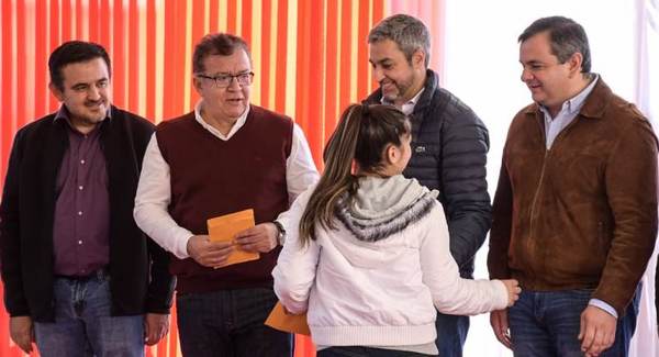 Entregaron becas y mobiliarios en Misiones a través de Yacyretá