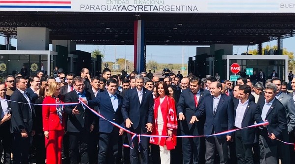Paraguay y Argentina se integran aún más a través del paso sobre el coronamiento de Yacyretá
