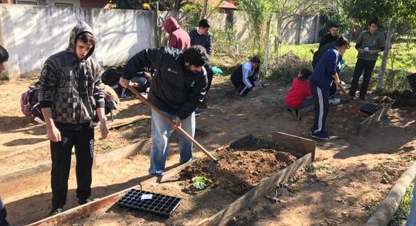 EBY apoya preparación de huertas en escuelas de Misiones