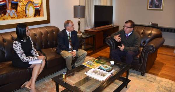 Rector universitario de Honduras propone que más paraguayos estudien agronegocios