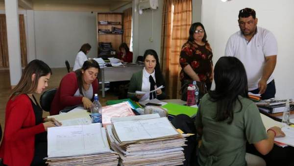 Verifican carpetas y realizan visitas domiciliarias a postulantes de becas de la EBY