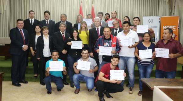 Más de 2.500 funcionarios del MOPC recibieron certificación ocupacional del MTESS y podrán ser instructores del SNPP