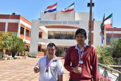 DOS FUNCIONARIOS DE LA GOBERNACIÓN DE ITAPÚA CON MEDALLAS EN COMPETENCIA REGIONAL