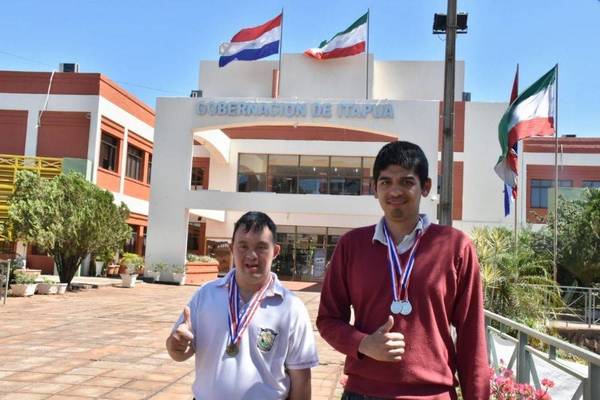 DOS FUNCIONARIOS DE LA GOBERNACIÓN DE ITAPÚA CON MEDALLAS EN COMPETENCIA REGIONAL
