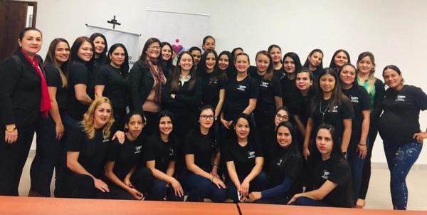 Culminó con éxito curso de cajera comercial en el CCM