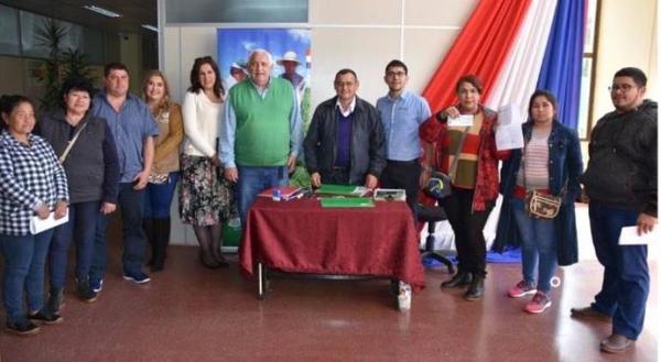 Gobernador de Itapúa entregó préstamos otorgados por el CAH