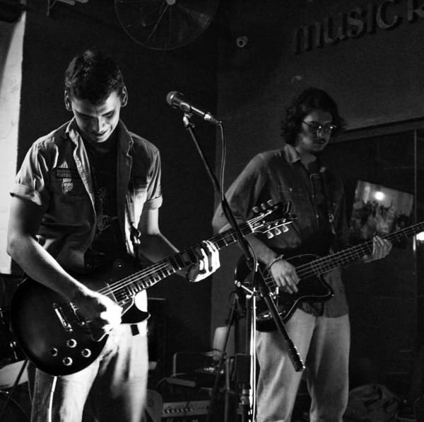 La agrupación de indie nacional "Por lo Bajo" lanza su primer álbum » Ñanduti