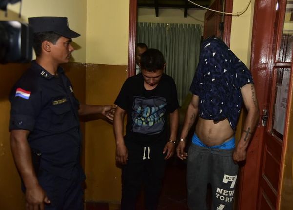 Tras asalto y persecución, capturan a dos sujetos con antecedentes y un arma de juguete - Nacionales - ABC Color