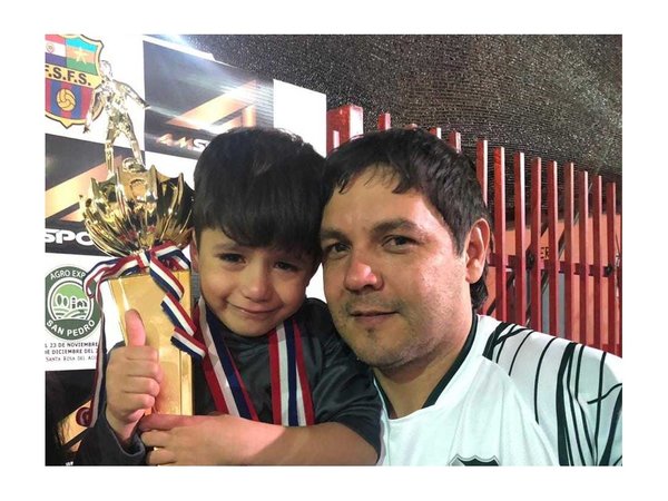 Regaló su medalla de campeón a un pequeño hincha del rival