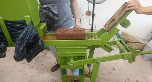 Elaboraron bloques ecológicos a partir de materiales reciclados