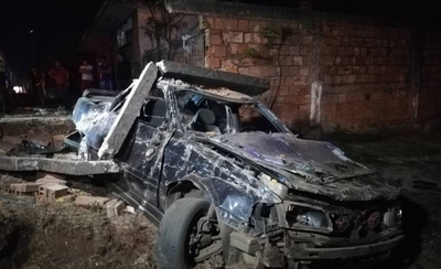 HOY / Auto se llevó por delante la muralla de un club en Ñemby