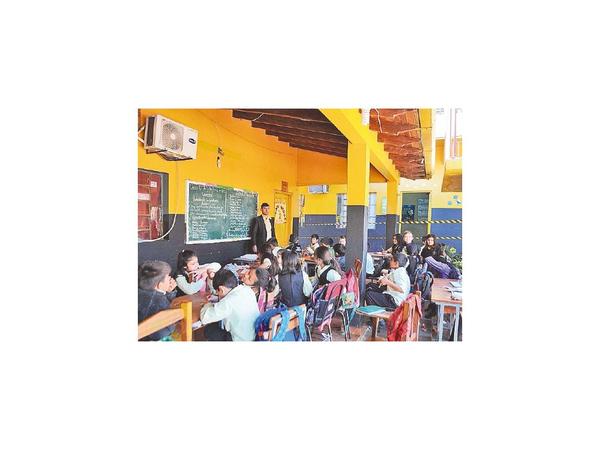 Alumnos dan clases en pasillos por temor a derrumbe de aulas