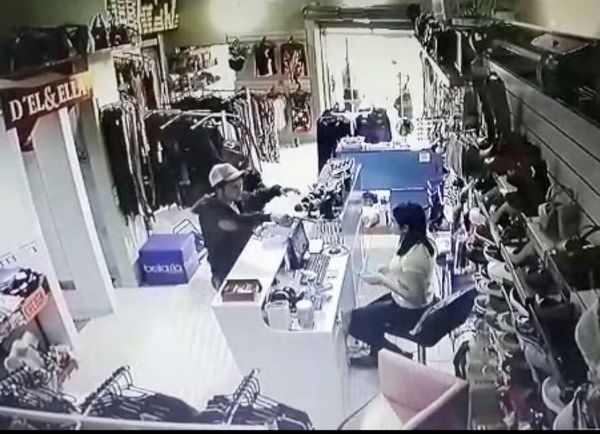 Motochorros “golpean” en una tienda en Santaní - Judiciales y Policiales - ABC Color