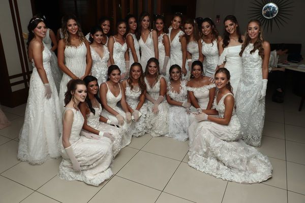 Tiempo de vals y flores para 83 jovencitas
