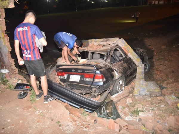 Violento choque contra una muralla deja dos heridos en Ñemby