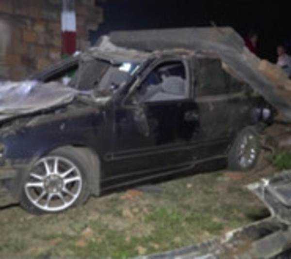 Perdió la dirección de su auto y se llevó por delante una muralla - Paraguay.com