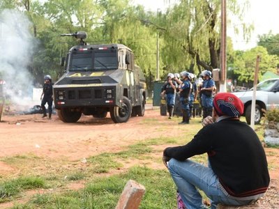 Cientos de familias son desalojadas de un predio en Luque