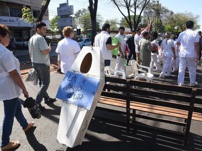Trabajadores de Clínicas esperan llegar a un acuerdo con Hacienda