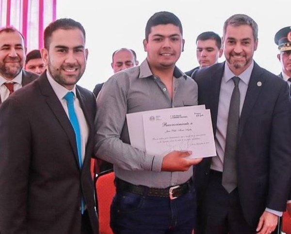 HOY / Gobierno reconoce a joven que actuó de “ángel guardián”