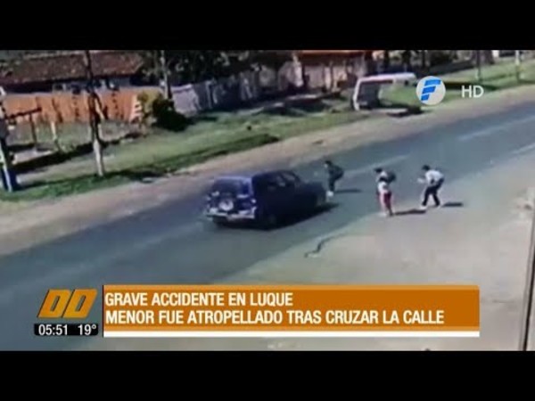 Niño cruza la ruta sin precauciones y es atropellado