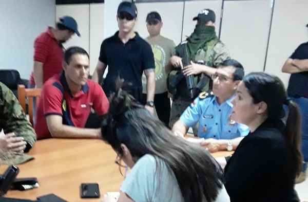 Detienen a 8 jefes policías por presunta vinculación a narcotráfico.