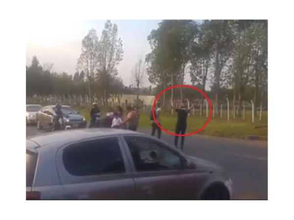 Directora de colegio dirige el tránsito para hacer cruzar a alumnos