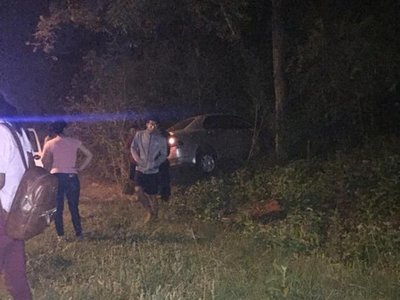 Conductor ebrio chocó a motociclistas y cayó a una zanja al intentar huir