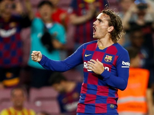 Un Barça deprimido salva los muebles en el Camp Nou
