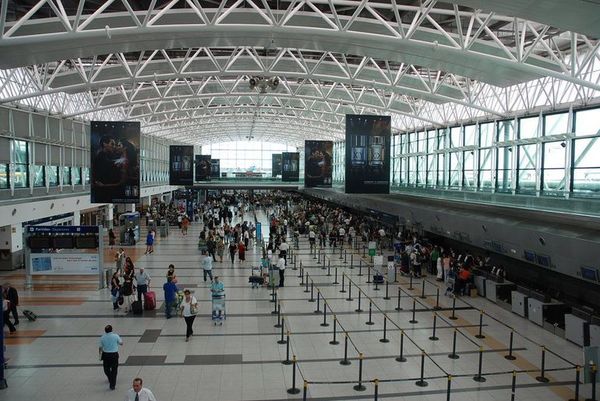 Un muerto y siete heridos tras caer un andamio en aeropuerto de Buenos Aires - Mundo - ABC Color