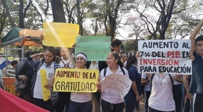 HOY / Padres de familia de colegio  denuncian a Petta ante Fiscalía  por mal desempeño