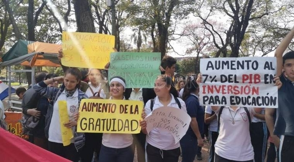 HOY / Padres de familia de colegio denuncian a Petta ante Fiscalía por mal desempeño